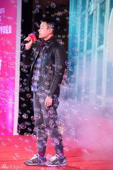 组图：佟大为拍《太平轮》空档捞金 倾情献唱