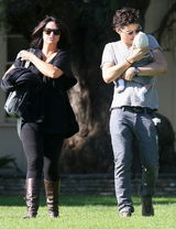 组图：奥兰多-布鲁姆抱儿子外出 精灵王子尽显父爱