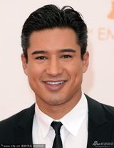 组图：艾美红毯男星马里奥·洛佩兹灿笑迷人