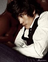 幻灯图集：型男李秉宪杂志照 冷峻男展柔情一面