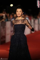 组图：张曼玉姹紫长裙气场足 红唇皓齿心情靓