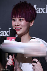 组图：海清紫发亮相品牌周年庆  流利英文与高层热聊