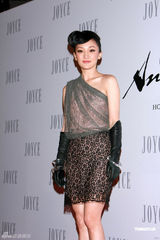 周迅豹纹短裙亮相秀香肩 李连杰教拍武打片(图)