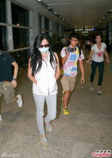 组图：张柏芝携俩儿子神秘返港 两度否认移民