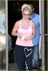 组图：布兰妮宽松运动装似教师 尴尬露内衣吊带