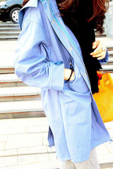 组图：贾青街拍LOOK 工装上衣搭配潮包