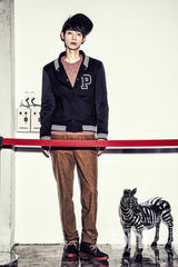 组图：韩歌手郑俊英时尚写真 展休闲绅士风