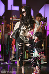 幻灯图：霍思燕亮相快乐大本营 自创品牌变辣妈