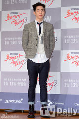 组图：金素妍宣传《需要浪漫》抹胸红裙性感