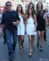 组图：史泰龙与妻女海边度假 裸身秀刺青爆青筋