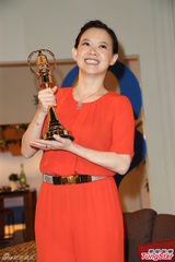 组图：曾宝仪亲吻迟来金钟奖 避谈父亲辞会长