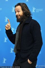 组图：《拉芙莱斯》记者会 阿曼达红裙迷人