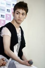 组图：韩国组合SHINee个唱记者会