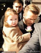 组图：小贝携妻女外出用餐 小七手拿玫瑰卖萌