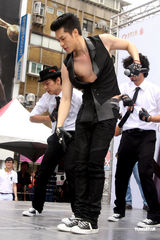 组图：周汤豪露胸答谢歌迷 廖晓乔贴心按摩