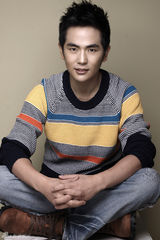 组图：张晓龙清新风尚大片阳光帅气