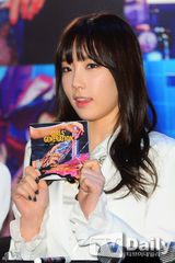 组图：少女时代亮相签售会 修身白衣靓丽抢镜