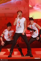 组图：李克勤郑欣宜开唱 鼓励年青人追梦