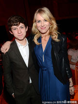 组图：棕榈泉红毯群星闪耀 娜奥米优雅海伦娇艳