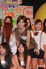 嫩模许颖透视装秀双峰 自摸酥胸坚称纯天然(图)