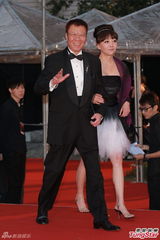 组图：黄岳泰夫妇走红毯 妻子白色蓬裙显活力