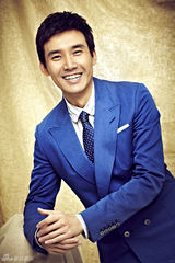 组图：张铎睿智写真展型男招牌微笑