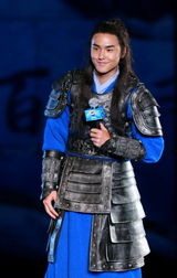 组图：阮经天着铠甲将军装出席某品牌发布会