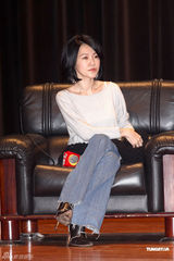 组图：小S经典挑逗男星POSE再现 不知大S已订婚