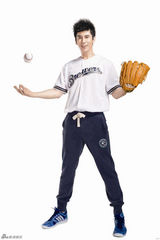 组图：张伦硕时尚写真 动感十足活力四射