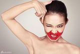 组图：崔天琪全裸写真曝光 变身小丑双手遮胸