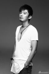 组图：芦芳生写真秀胸肌 凸显型男文艺气息