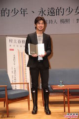 组图：陈柏霖黑色西装现身 脚穿雨靴造型混搭