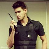 组图：巴西地铁帅气保安走红 大秀肌肉引花痴