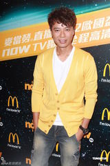 组图：李克勤担任欧洲杯主持 推主题曲《决战草原》