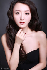 组图：何晴初春性感写真 展露梦幻女王气息