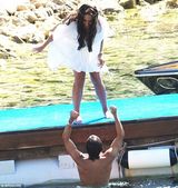 组图：F1太子女海滩办婚礼 与未婚夫水中激吻