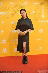 组图：刘璇黑裙披发现身红毯 自信秀美腿