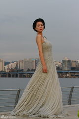 高清图：高圆圆韩国拍摄芭莎大片工作花絮3