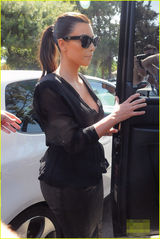 组图：卡戴珊V领装秀丰满 下车后不停摆弄裙子