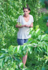 组图：前阿汤嫂凯蒂片场激吻男友 展露真性情