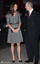 组图：凯特王妃亮相画展双排扣连衣裙落落大方