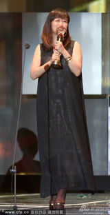 组图：黄韵玲获作曲人奖 开心向观众鞠躬道谢