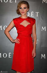 高清组图：斯嘉丽-约翰逊东京红衣代言