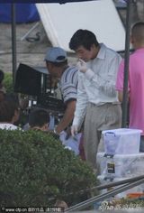 组图：俞灏明现身《爱在春天》片场 频捂脸似遮伤疤