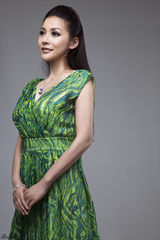 组图：邓紫衣最新时尚大片化身绿精灵