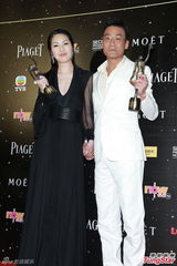 组图：新科影帝影后梁家辉杨千嬅后台亲密贴面