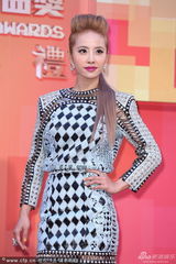 组图：蔡依林金属风短裙亮相 笑容灿烂秀美腿