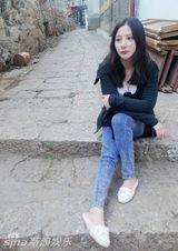 幻灯图：熊乃瑾丽江写真素颜出镜 宛若山水精灵