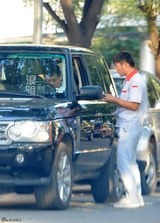 独家：李亚鹏开车赴按摩店 脚踩拖鞋便装入镜