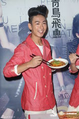 组图：青鸟飞鱼台湾水土不服 宣传新专辑获赠泳衣